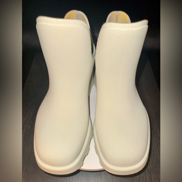 BURBERRY
Textured Rubber-Check Lining Rain Boots
Women’s US 6 - Picture 3 of 6